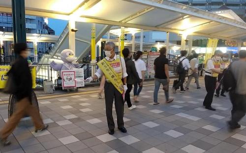 写真：啓発ビラの配布