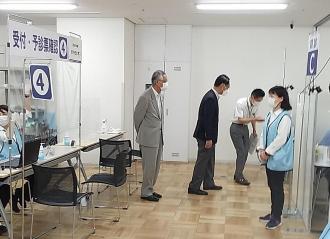 写真：「埼玉県西部ワクチン接種センター」視察