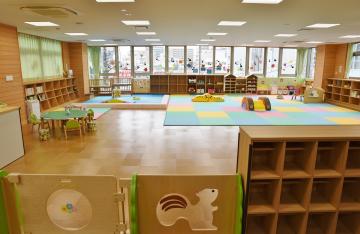 写真：子育て支援施設　すくすく　館内