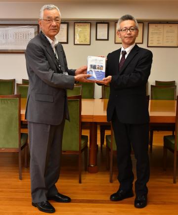 写真：寄贈の様子