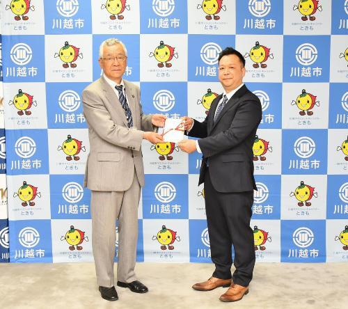 写真：株式会社アイムス様から寄附金受領の様子