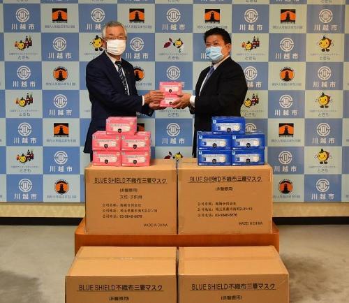 写真：マスクの寄贈を受ける市長