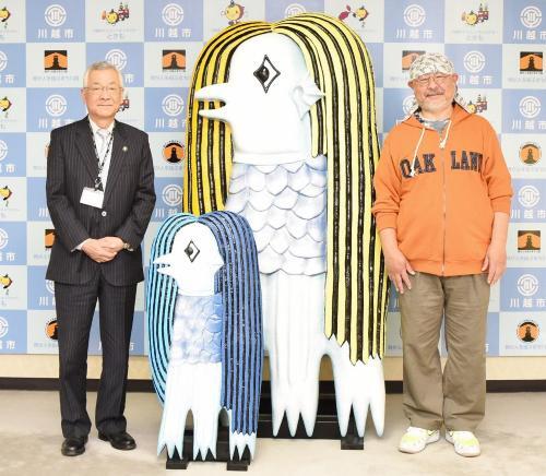 写真：アマビエの前で記念撮影をするヤジマ氏と市長