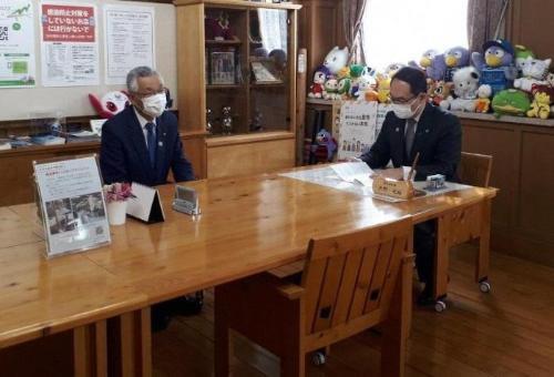 写真：埼玉県知事に報告をする市長