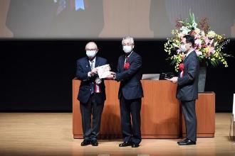 写真：相原ガバナーから寄附を受け取る川合市長