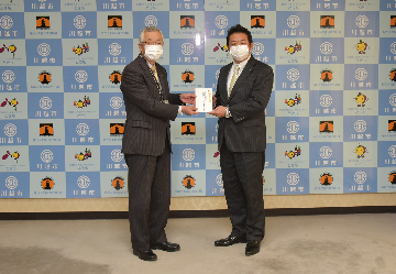 写真：ヤマダ産業株式会社様から寄附金受領の様子