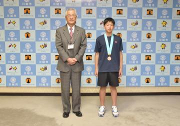 写真：初雁中学校3年の猪鼻碧人さんの表敬訪問の様子
