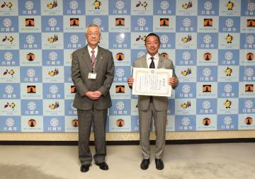 写真：米原恭淳様に感謝状贈呈の様子