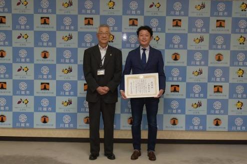 写真：小林泰士様に感謝状贈呈の様子