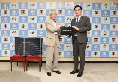 写真：非常用蓄電池寄贈の様子