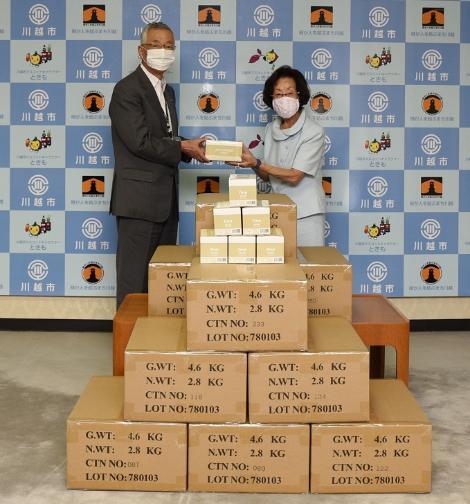 写真：越健産業株式会社様からマスク寄贈の様子