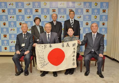 写真：日章旗返還