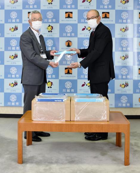 写真：株式会社プラネット様からフェイスシールドの寄贈の様子