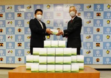 写真：株式会社ココ・エステート様からマスクの寄贈の様子