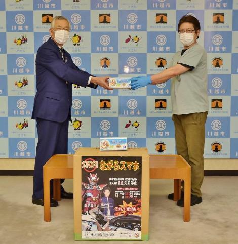写真：医療法人泰一会様からマスクの寄贈の様子