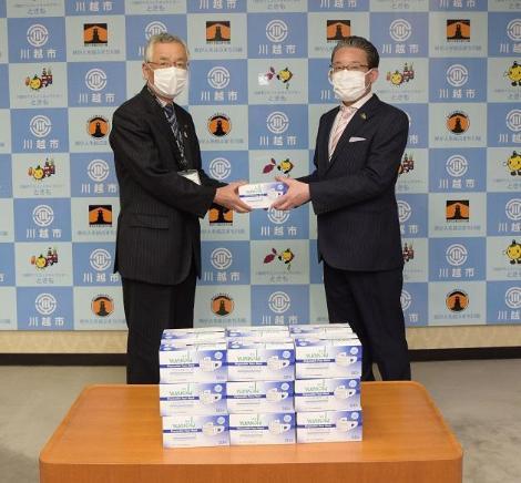 写真：川越つばさライオンズクラブ様からマスクの寄贈の様子