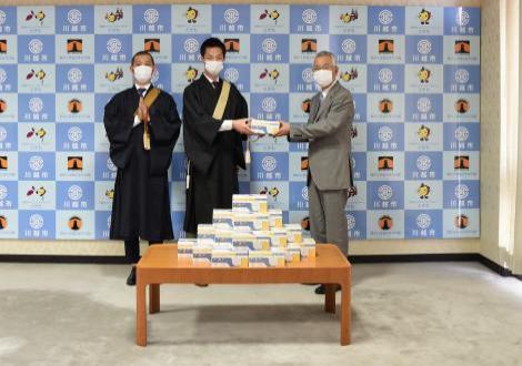 写真：日蓮宗埼玉県青年会様からマスクの寄贈の様子