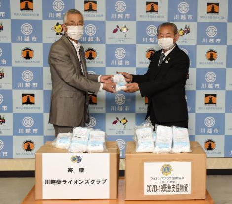 写真：ライオンズクラブの皆様からマスクの寄贈の様子2