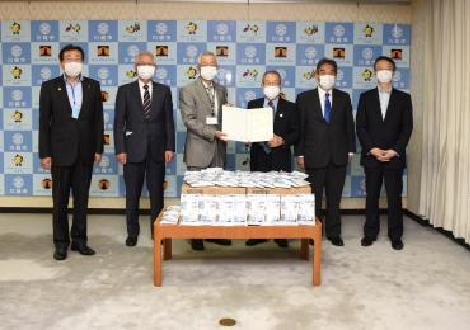 写真：医療従事者基準のマスクの寄贈の様子