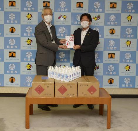 写真：アルコール消毒液の寄贈の様子