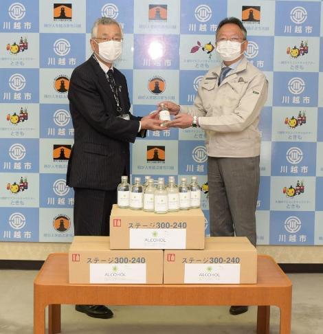 写真：高濃度エタノールの寄贈の様子
