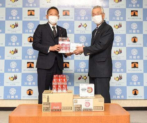 写真：炭酸飲料3000本の寄贈の様子