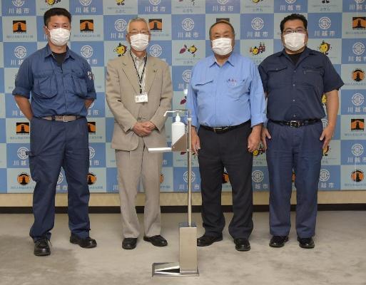 写真：足踏み式ポンプ噴射機の寄贈の様子1