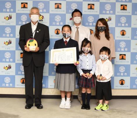 写真：手作りマスクの贈呈式の様子