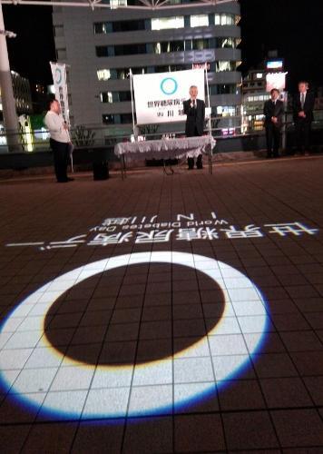 写真：ブルーライトアップ点灯式1