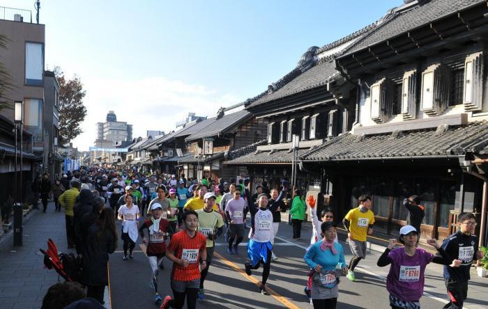 写真：蔵のまちなみを走るランナー