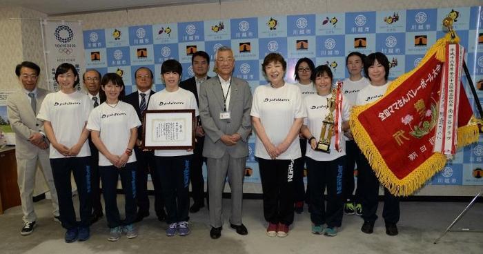 写真：ママさんバレーチーム「南古谷クラブ」優勝報告の様子