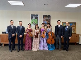カルテットソナーレのメンバーと議員の集合写真