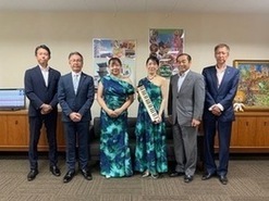 E＆Y Piano Duoのお二人と議員の集合写真