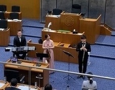 写真：曲紹介の様子