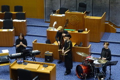 写真：曲紹介の様子