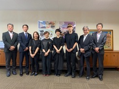 川ジャズカルテットの皆さんと議員の集合写真