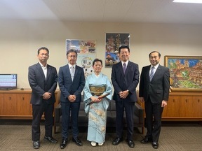 大野利可さん議員の集合写真