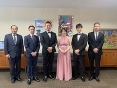アンサンブル・ルディックの三人と議員の集合写真