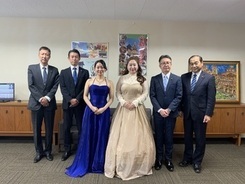 佐藤涼香さんと安藤真伊さんのお二人と議員の集合写真