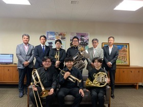 東邦音楽金管五重奏団の皆さんと議員の集合写真