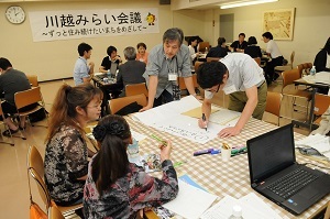 写真：班別の話し合いの様子