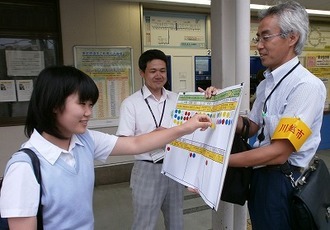 写真：まちかどインタビューの様子6
