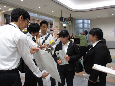 写真：まちかどインタビューの様子4