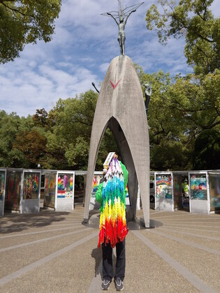 写真：原爆の子の像と折り鶴