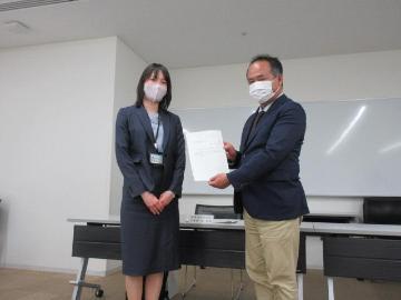 写真:都市計画部長より諮問書を渡された審議会会長