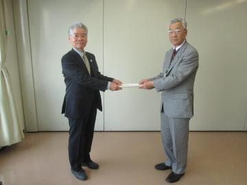 写真：川越市廃棄物減量等推進審議会に対する諮問（平成29年3月29日）