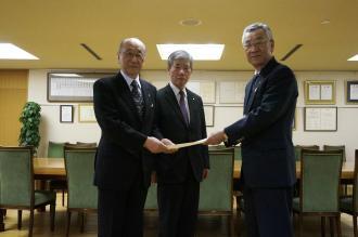 写真：指定書交付の様子