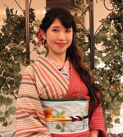 司会者亜里耶さんの写真