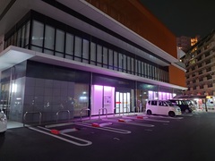 写真：紫色に光る埼玉縣信用金庫川越支店川越南支店