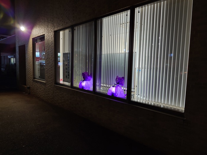 写真:飯能信用金庫笠幡支店のパープル・ライトアップの様子